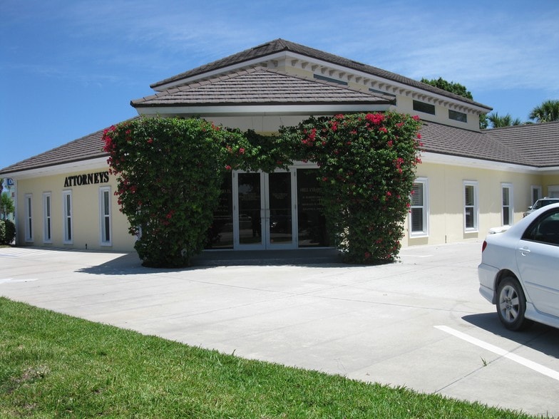 423 Delaware Ave, Fort Pierce, FL for lease - Primary Photo - Image 1 of 12