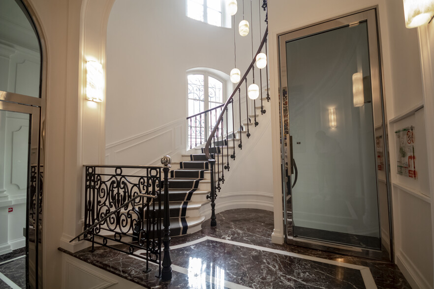 Coworking Space in Paris for lease - Lobby - Image 1 of 4