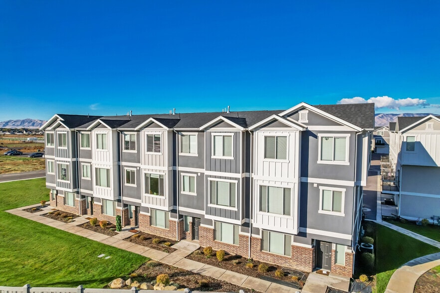 12 Unit Multi Family - Fully Leased portfolio of 2 properties for sale on LoopNet.com - Building Photo - Image 3 of 8