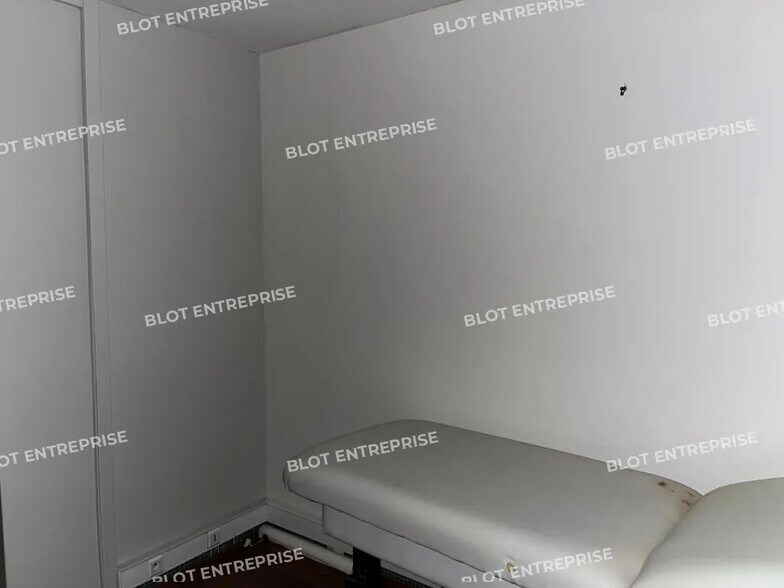 Retail in Quimper for lease - Interior Photo - Image 3 of 7