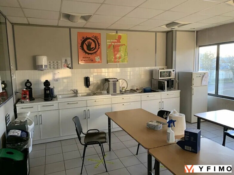 Flex in Poissy for lease - Interior Photo - Image 3 of 9