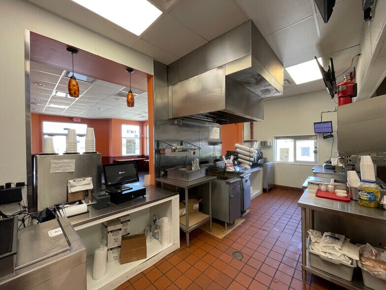 1215-1219 W Russell Ave, Bonham, TX for sale - Interior Photo - Image 2 of 5