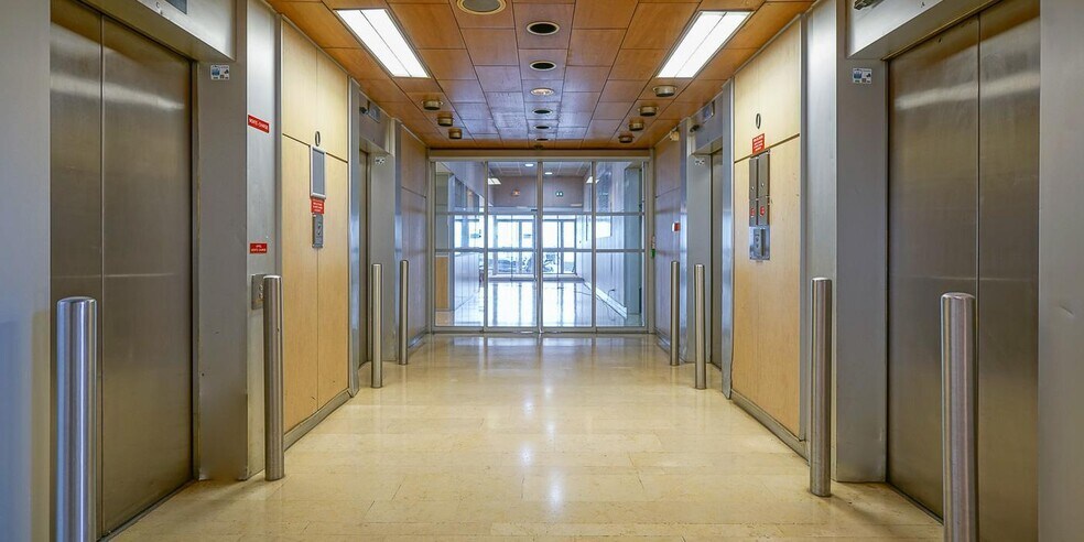 Office in Saint-Ouen-Sur-Seine for lease - Building Photo - Image 3 of 14