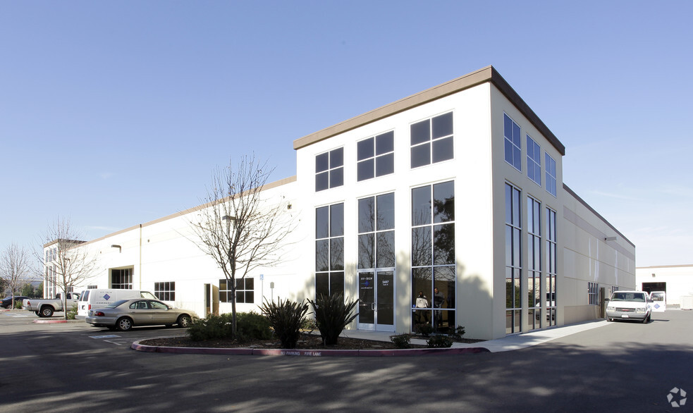 2487 Courage Dr, Fairfield, CA for lease - Building Photo - Image 1 of 3