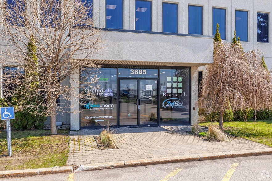 3885 Boul Industriel, Laval, QC for lease - Building Photo - Image 2 of 4