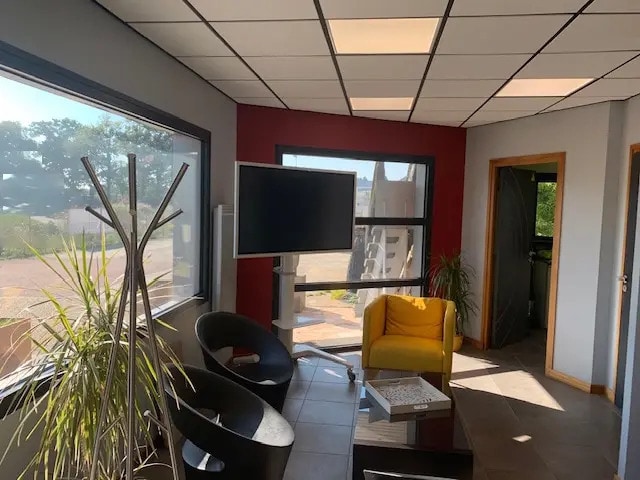 Flex in Vannes for lease - Interior Photo - Image 3 of 6