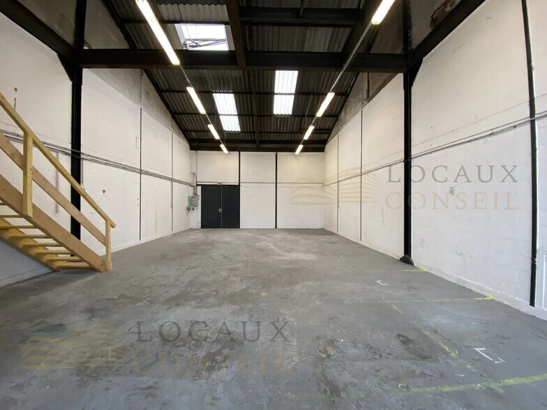 Flex in Bezons for lease - Building Photo - Image 3 of 5