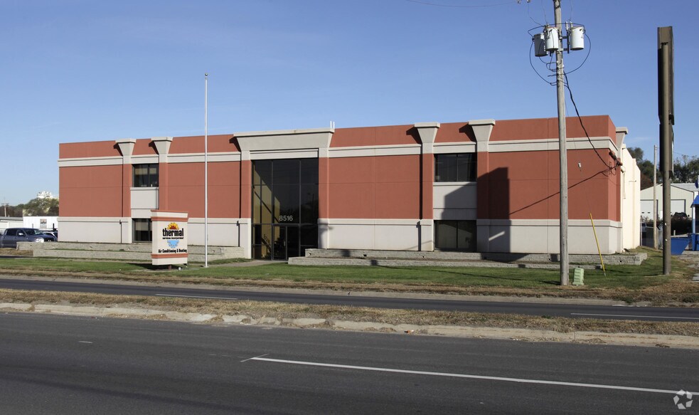 8516 Maple St, Omaha, NE for sale - Primary Photo - Image 1 of 1