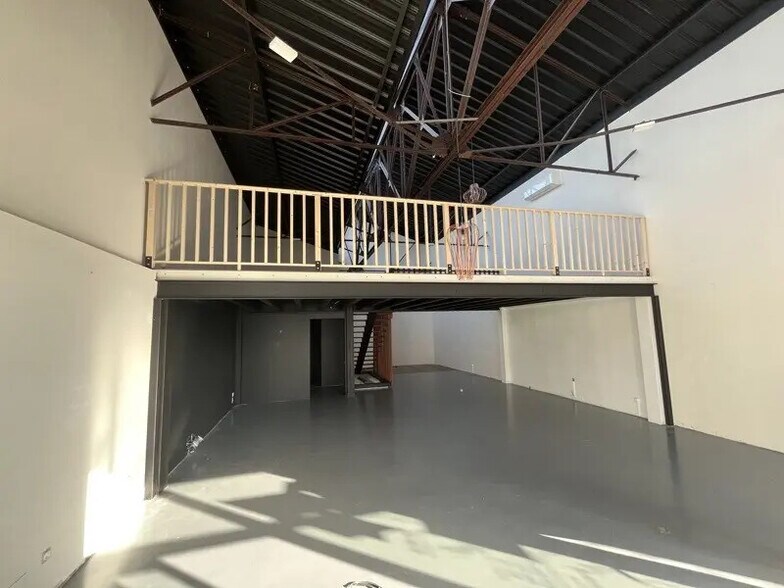 Retail in La Rochelle for lease - Interior Photo - Image 2 of 4