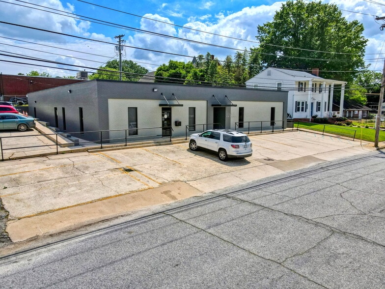 221 W Laurens St, Laurens, SC for lease - Building Photo - Image 3 of 24