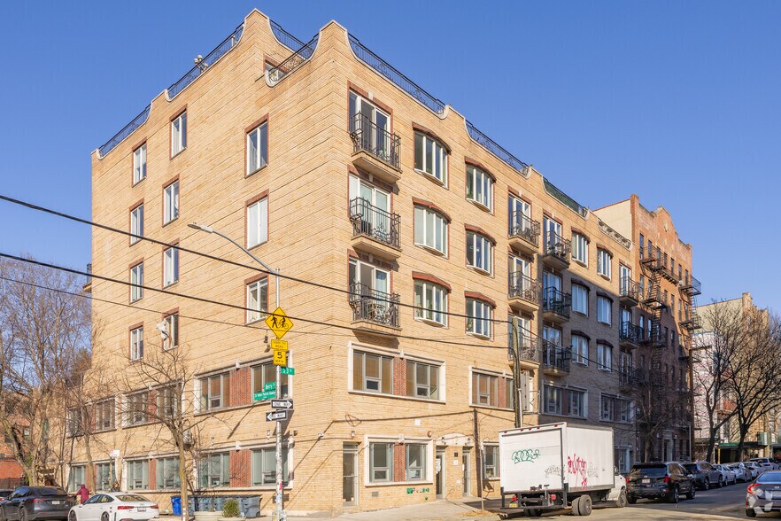 305 Berry St, Brooklyn, NY for sale - Primary Photo - Image 1 of 1