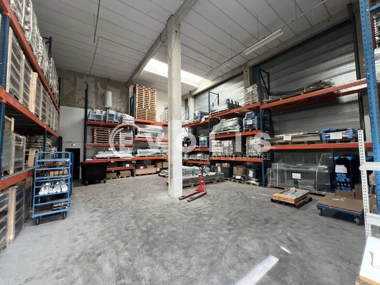 40 Rue Vladimir Jankelevitch, Émerainville for lease - Interior Photo - Image 1 of 9