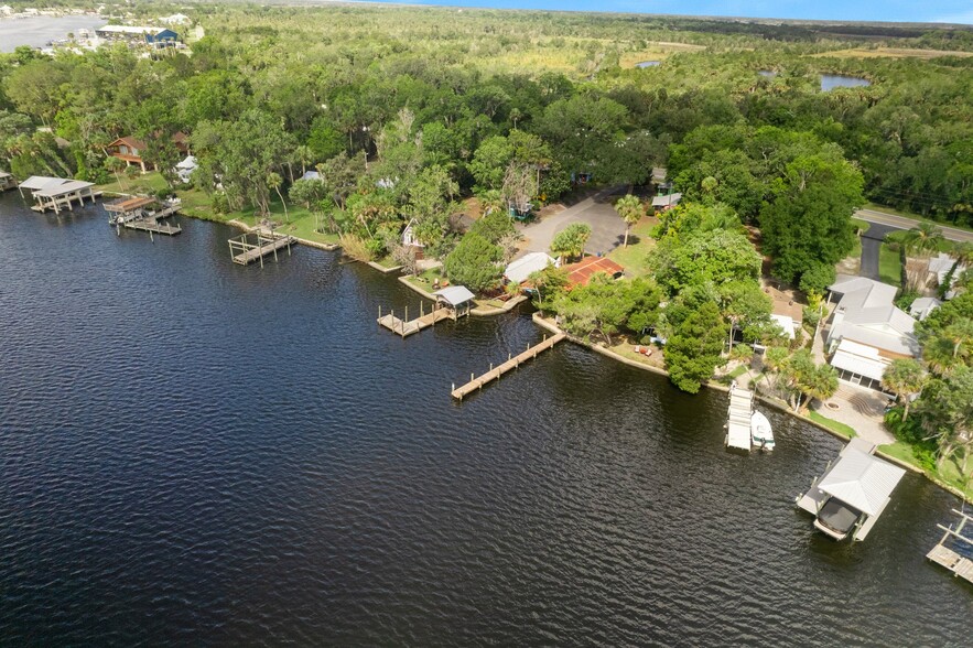 Prime Homosassa Riverfront Property w/10 Cottages, Homosassa, FL for sale - Building Photo - Image 1 of 1