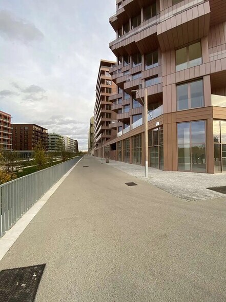 Retail in Saint-Ouen-sur-Seine for lease - Building Photo - Image 1 of 3