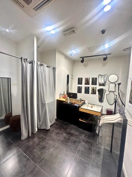 Retail in Paris for lease - Interior Photo - Image 3 of 5