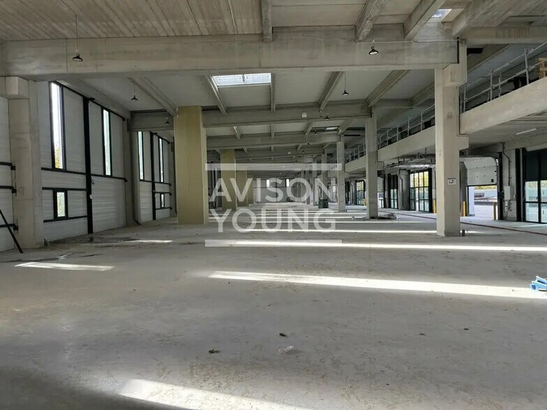 Flex in Bobigny for lease - Interior Photo - Image 1 of 8