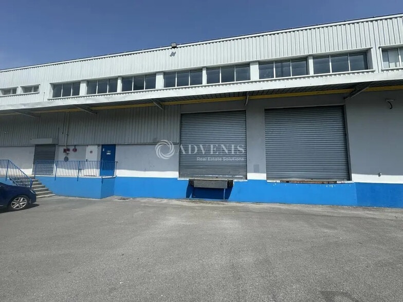 Industrial in Goussainville for lease - Building Photo - Image 1 of 7
