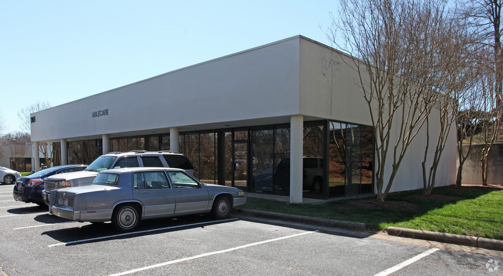 305 S Westgate Dr, Greensboro, NC for sale - Primary Photo - Image 1 of 1