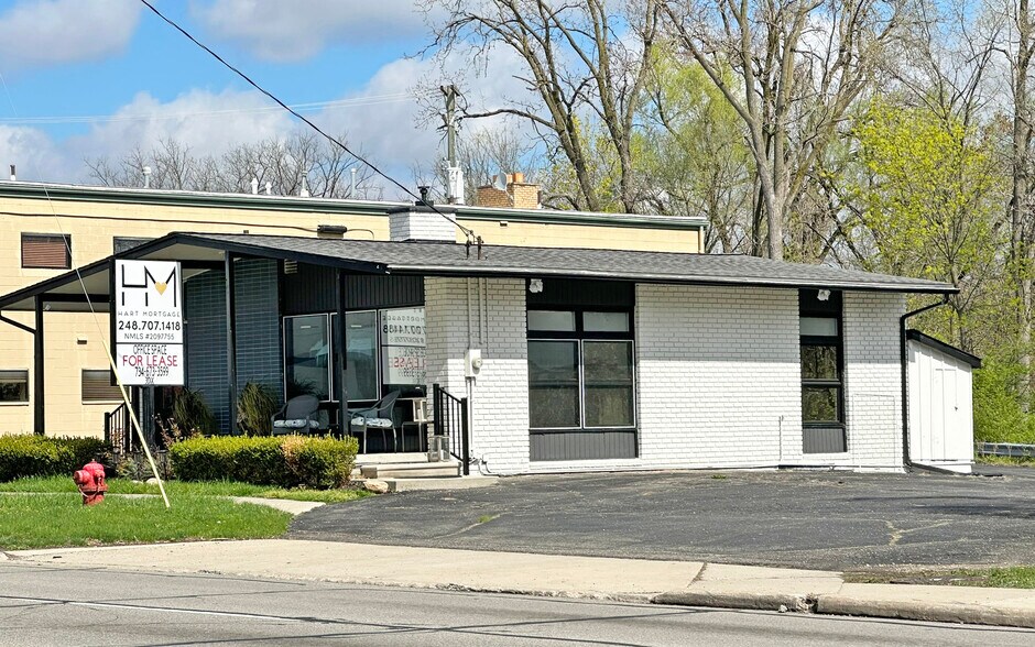 32300 Grand River Ave, Farmington, MI for lease - Building Photo - Image 2 of 5