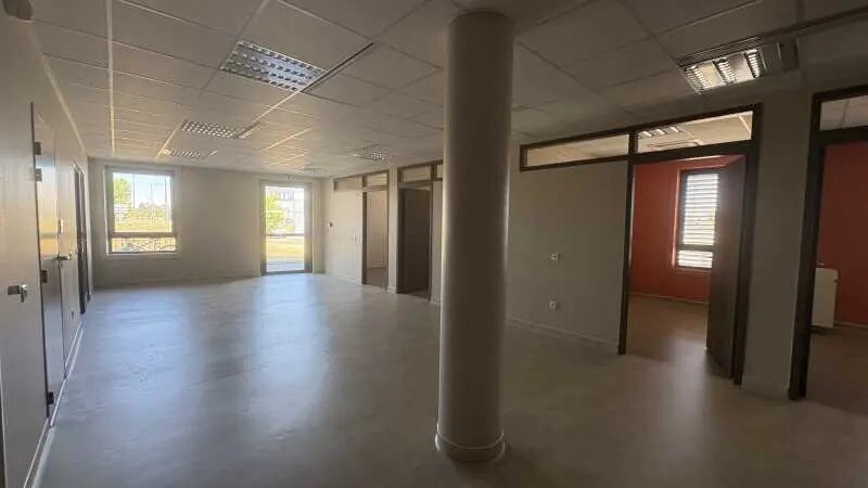 Office in Saran for lease - Building Photo - Image 2 of 5