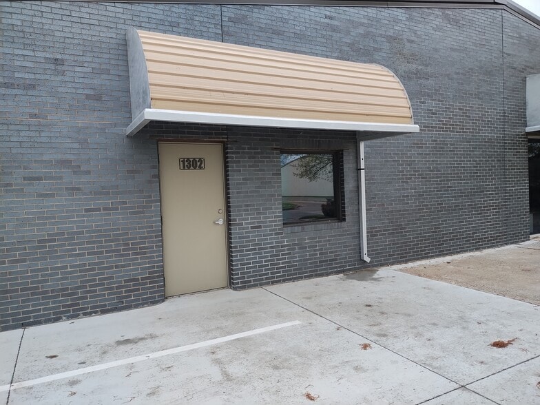 1302 Lindsey Plaza Dr, Norman, OK for lease - Building Photo - Image 2 of 12