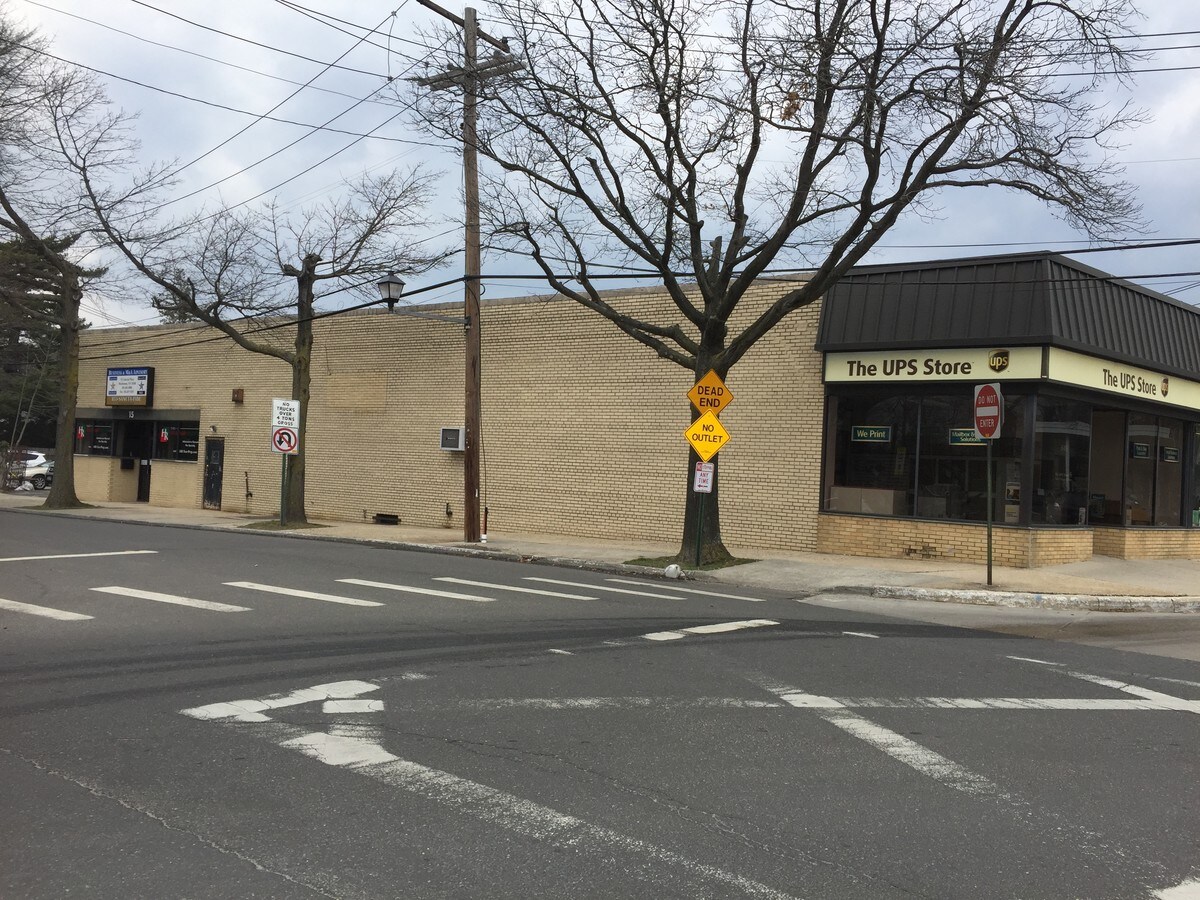 565577 Plandome Rd, Manhasset, NY 11030