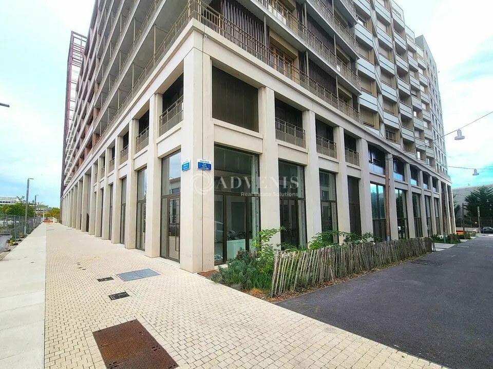 Retail in Saint-Denis for lease Building Photo- Image 1 of 6