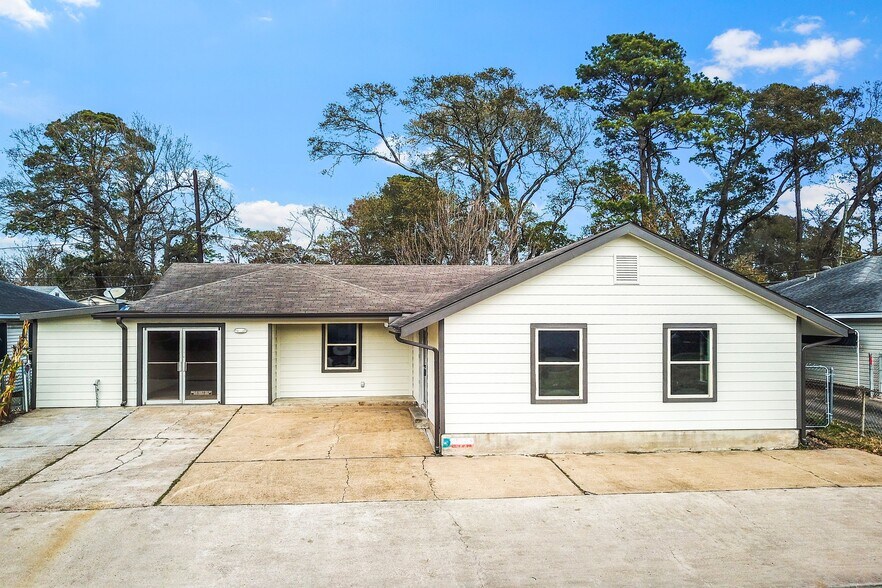 15605 Woodforest Blvd, Channelview, TX 77530