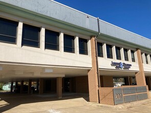 801 E Border St, Arlington, TX for lease Building Photo- Image 2 of 3