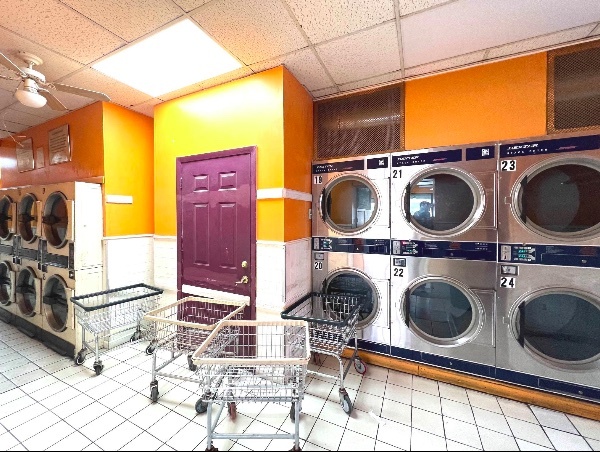 2 buildings Laundromat business 2 aparts portfolio of 2 properties for sale on LoopNet.com - Interior Photo - Image 3 of 9