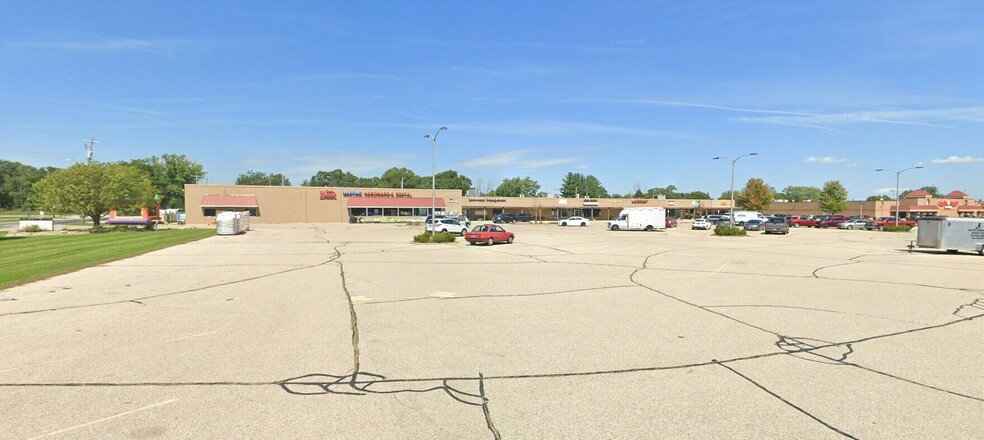 3266-3288 Main St, East Troy, WI for lease - Building Photo - Image 1 of 3