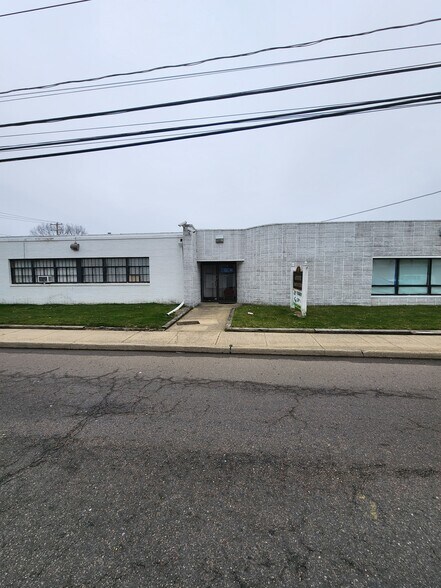 200 N Strong Ave, Lindenhurst, NY for sale - Building Photo - Image 1 of 1