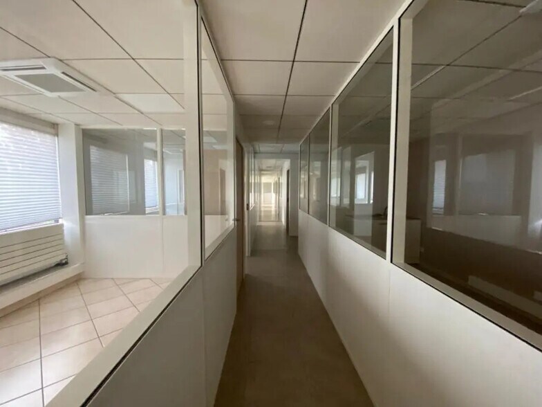 Office in Taluyers for lease - Building Photo - Image 3 of 6