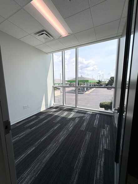 8890 E 116th St, Fishers, IN for lease - Building Photo - Image 3 of 11
