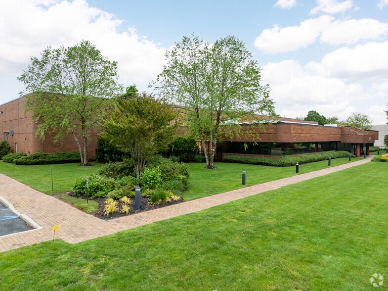 400 Wireless Blvd, Hauppauge, NY for sale - Primary Photo - Image 1 of 1