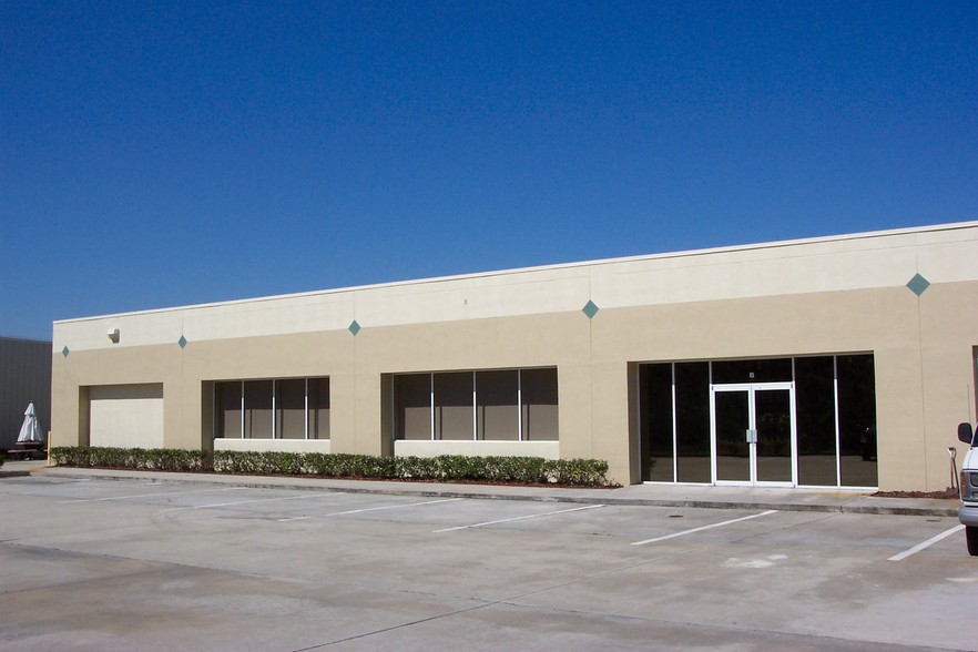 746 North Dr, Melbourne, FL for lease - Primary Photo - Image 1 of 5