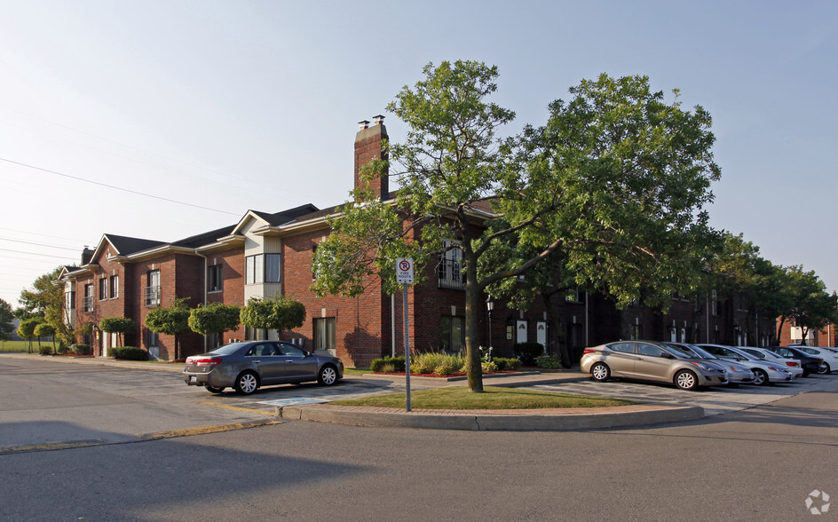 5401 Eglinton Ave W, Toronto, ON for lease - Primary Photo - Image 1 of 4