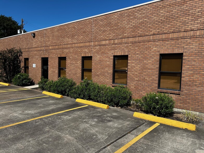 206-212 W San Augustine St, Deer Park, TX for lease - Building Photo - Image 2 of 12