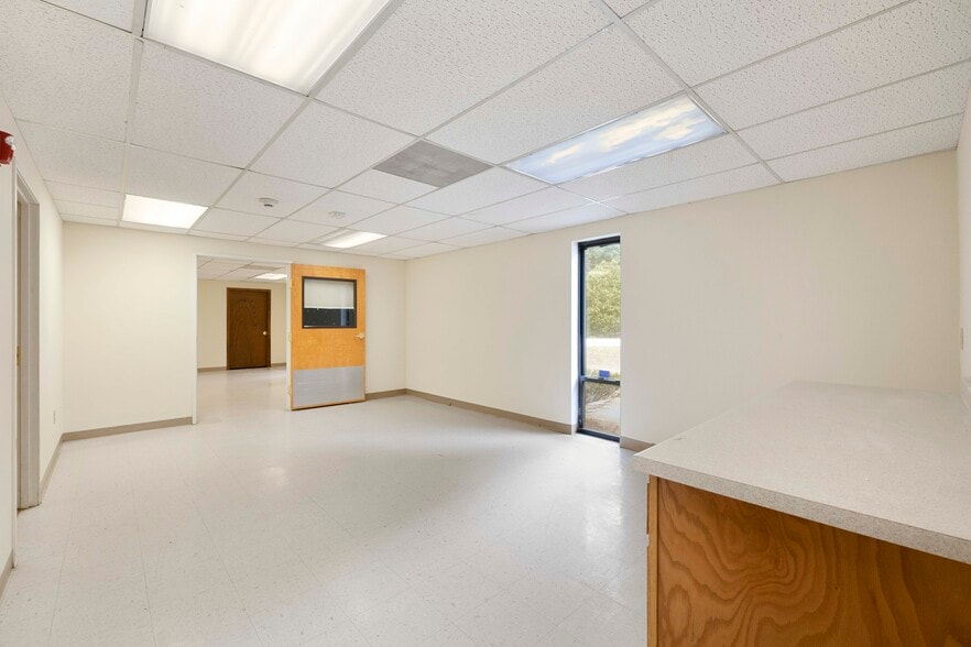 2 Airport Rd, Hopedale, MA for lease - Building Photo - Image 3 of 10