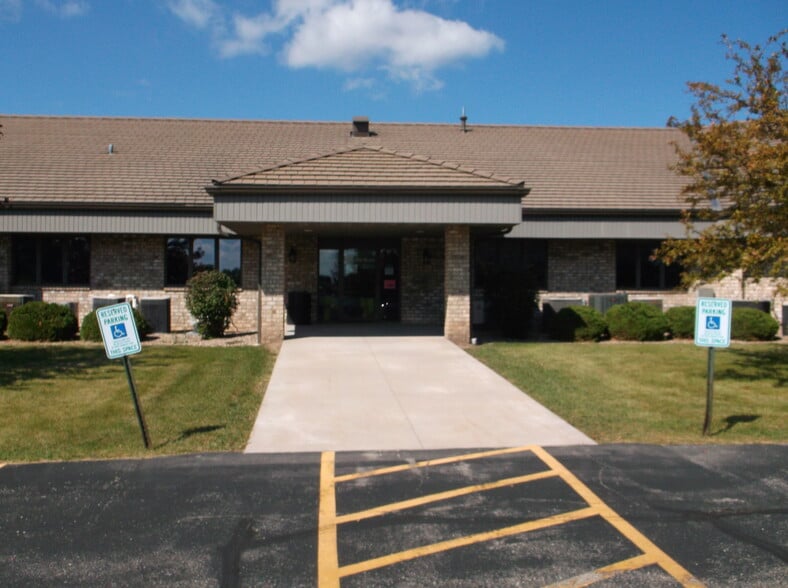 2905 Universal St, Oshkosh, WI for lease - Building Photo - Image 3 of 18