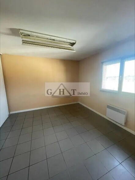 Office in Courtry for lease - Building Photo - Image 3 of 4