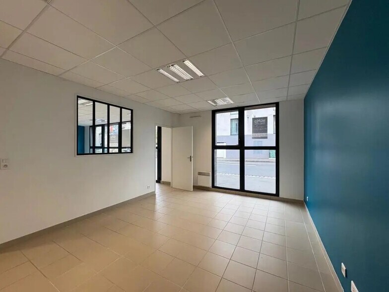 Office in Nantes for lease - Interior Photo - Image 2 of 8