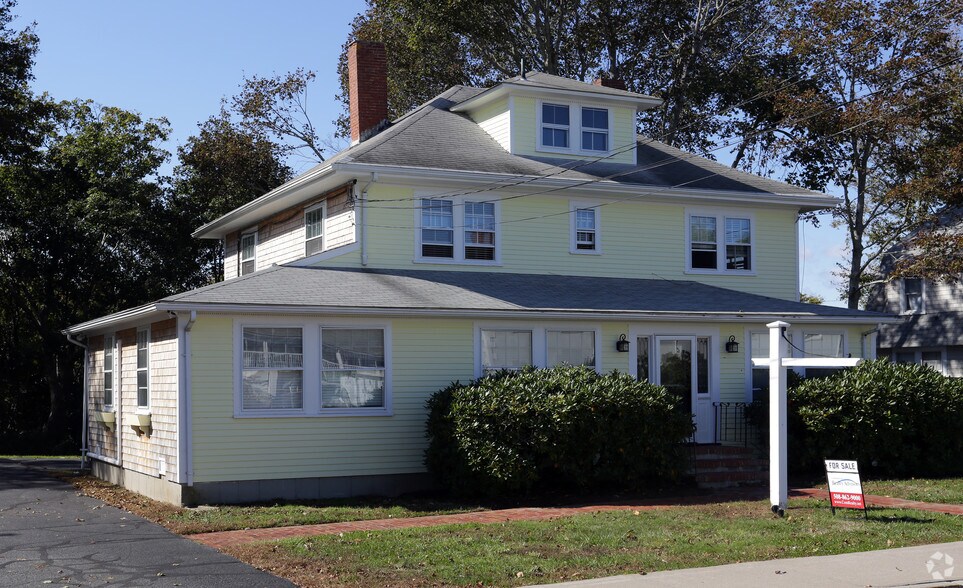17 High School Rd, Hyannis, MA for sale - Primary Photo - Image 1 of 1