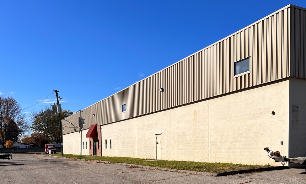 43555 Utica Rd, Sterling Heights, MI for lease - Building Photo - Image 3 of 11