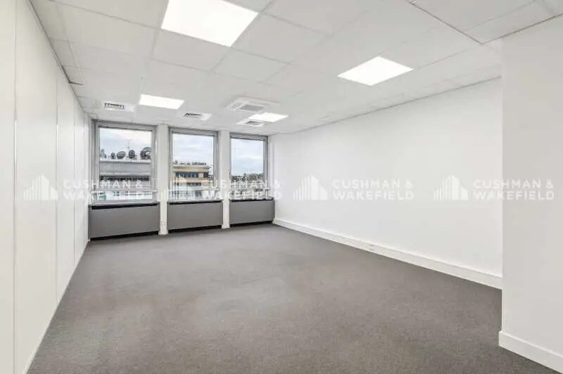Office in Neuilly-sur-Seine for lease - Interior Photo - Image 2 of 12