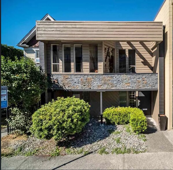 117 6 Th Av W, Vancouver, BC for lease - Building Photo - Image 1 of 13