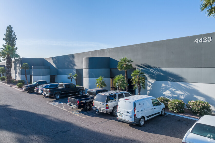 4433 W Van Buren St, Phoenix, AZ for lease - Building Photo - Image 3 of 6