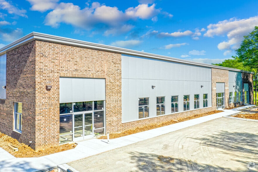 510 Eagleton Downs Dr, Pineville, NC for lease - Primary Photo - Image 2 of 6