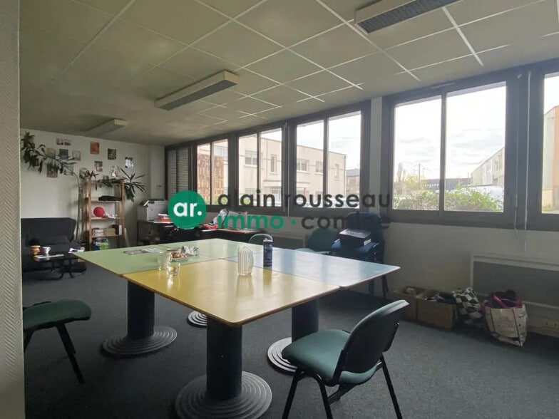 Office in SAINT-BARTHELEMY-D'ANJOU for lease - Interior Photo - Image 2 of 3