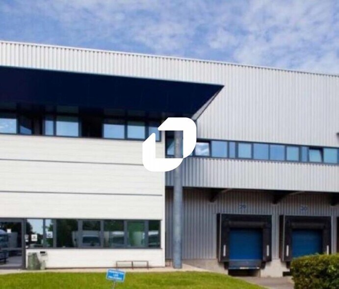 Industrial in Compans for lease - Building Photo - Image 2 of 5